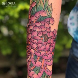 tatuaje-brazo-flores-color-logia-barcelona-Laia    